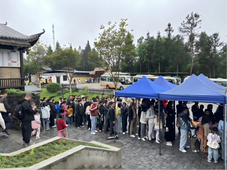 梭布垭石林五一圆满收官！"